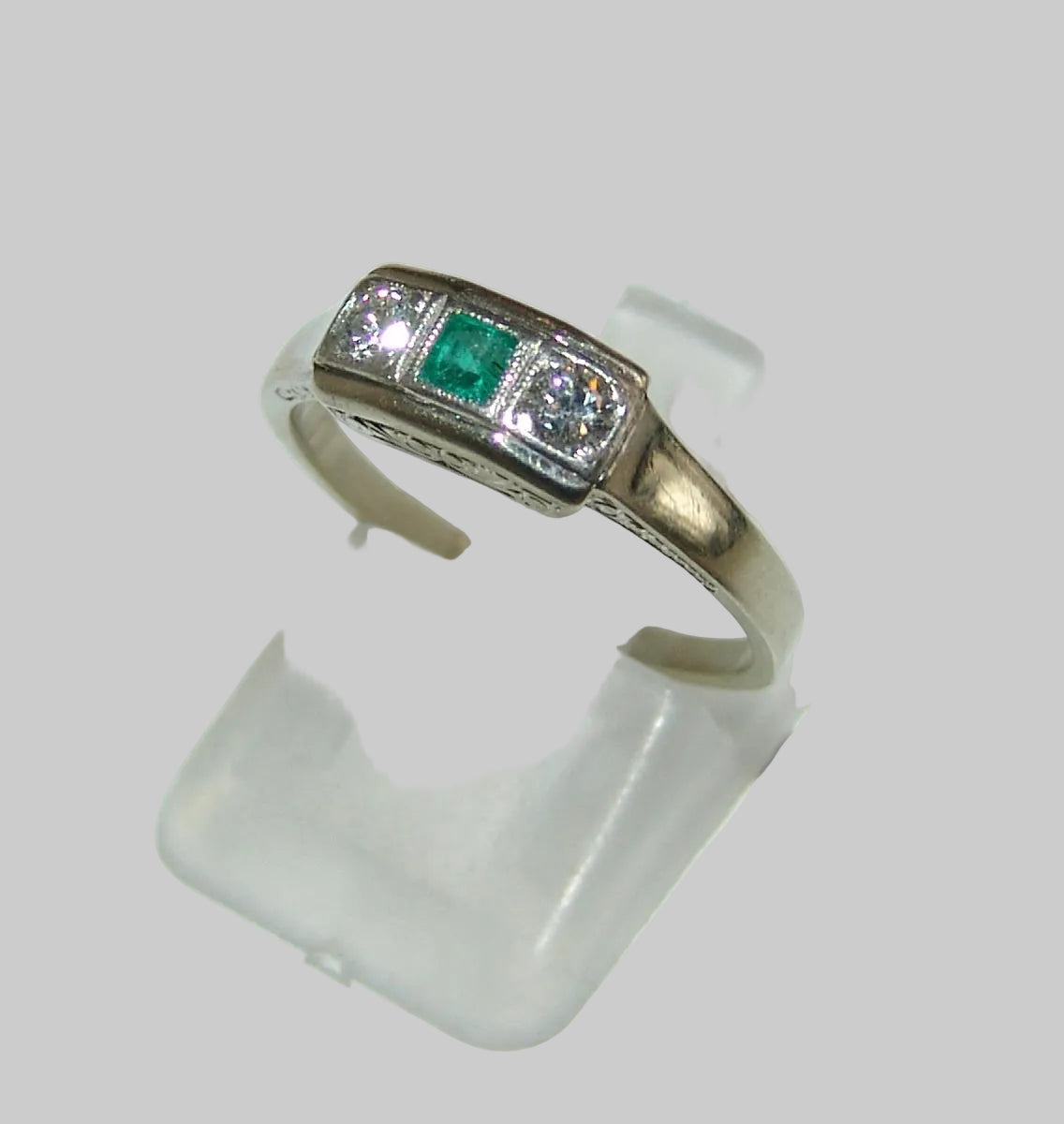 Ring Art Deco Weißgold Diamanten und Smaragd