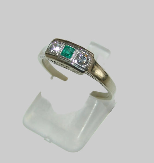 Ring Art Deco Weißgold Diamanten und Smaragd
