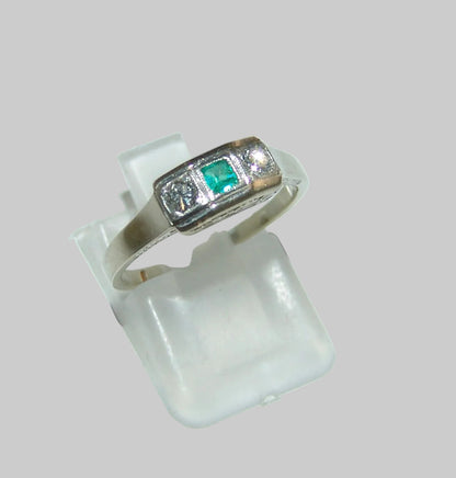 Ring Art Deco Weißgold Diamanten und Smaragd