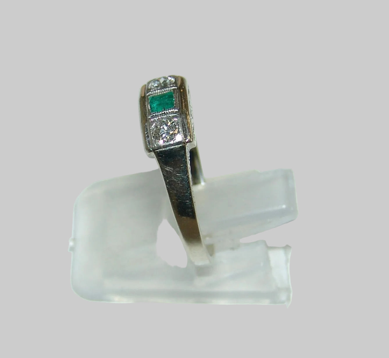 Ring Art Deco Weißgold Diamanten und Smaragd