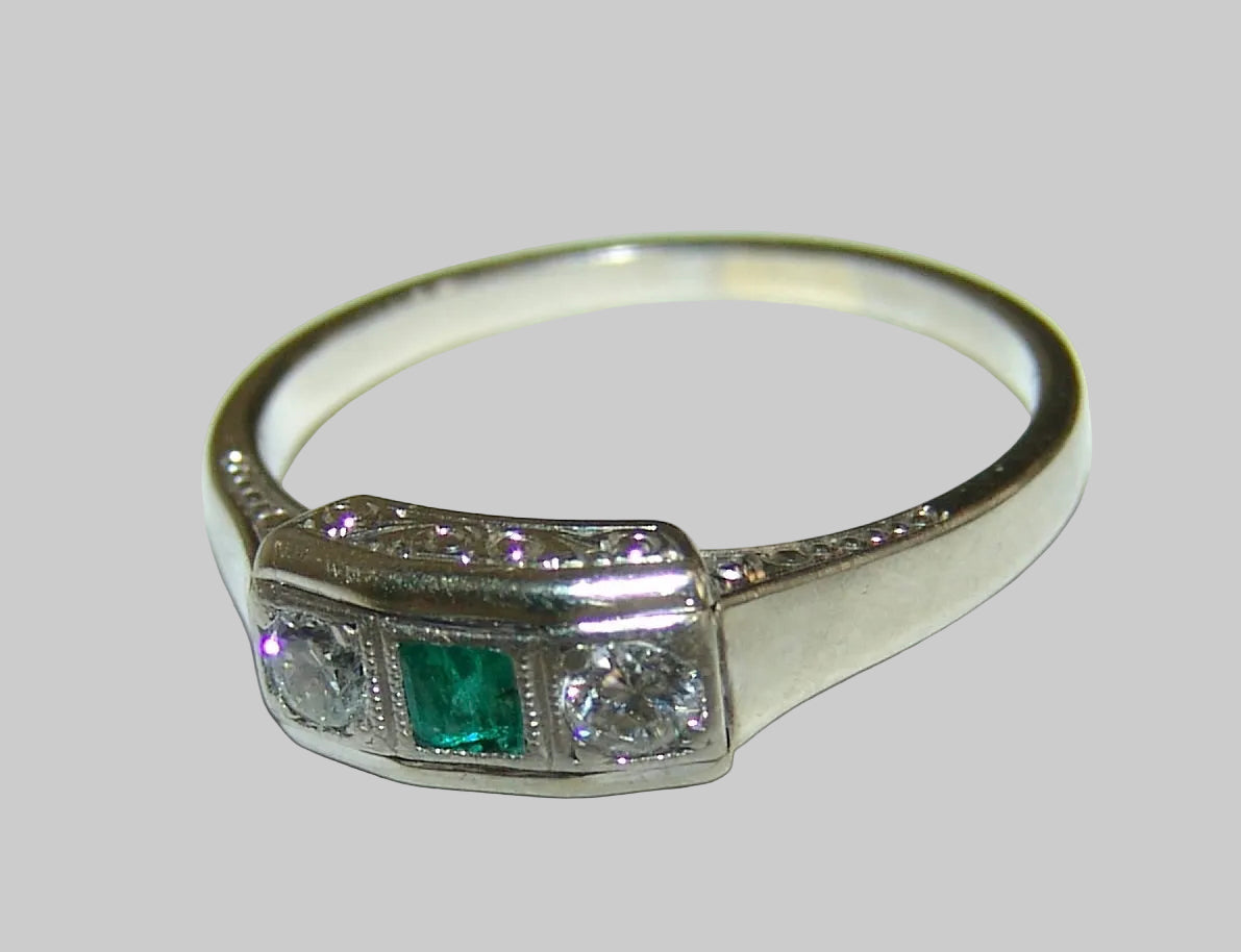 Ring Art Deco Weißgold Diamanten und Smaragd