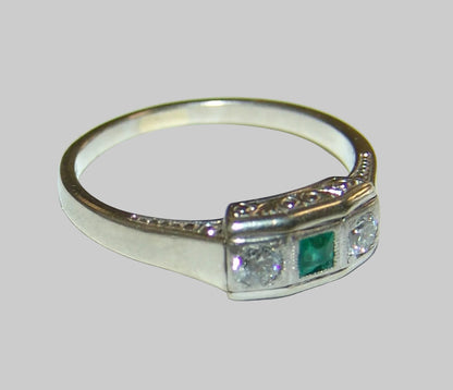 Ring Art Deco Weißgold Diamanten und Smaragd
