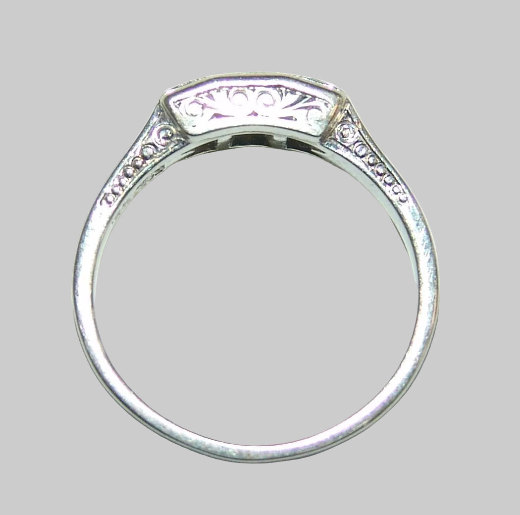 Ring Art Deco Weißgold Diamanten und Smaragd