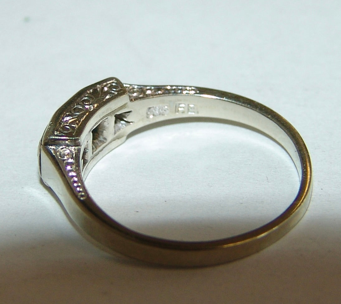 Ring Art Deco Weißgold Diamanten und Smaragd